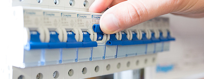 Schalt­schrank­bau bei GFM Elektrotechnik in Groß-Zimmern