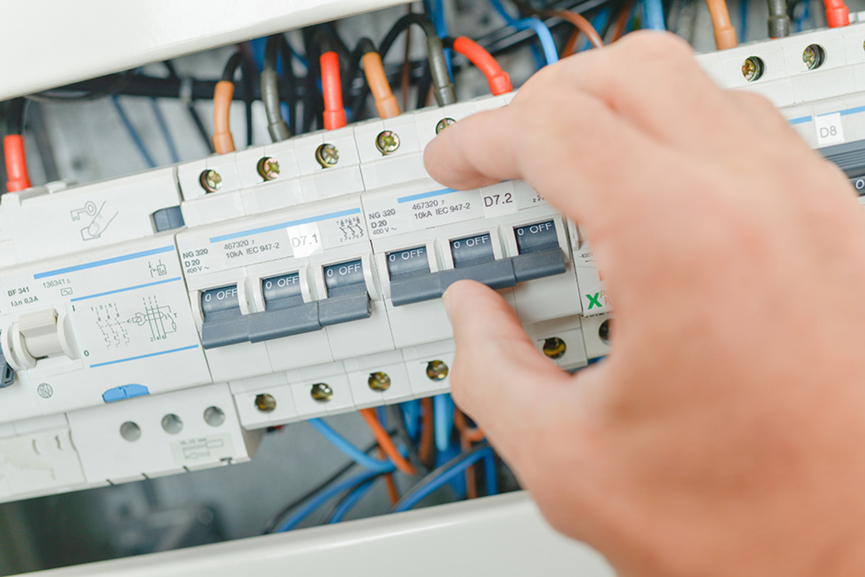Schalt­schrank­bau bei GFM Elektrotechnik in Groß-Zimmern